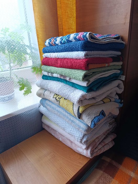 Ręczniki łazienkowe duże kąpielowe  i małe - cały zestaw . za 130 zł.