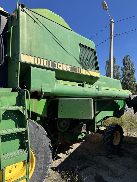 Комбайн зерноуборочный John Deere 1065