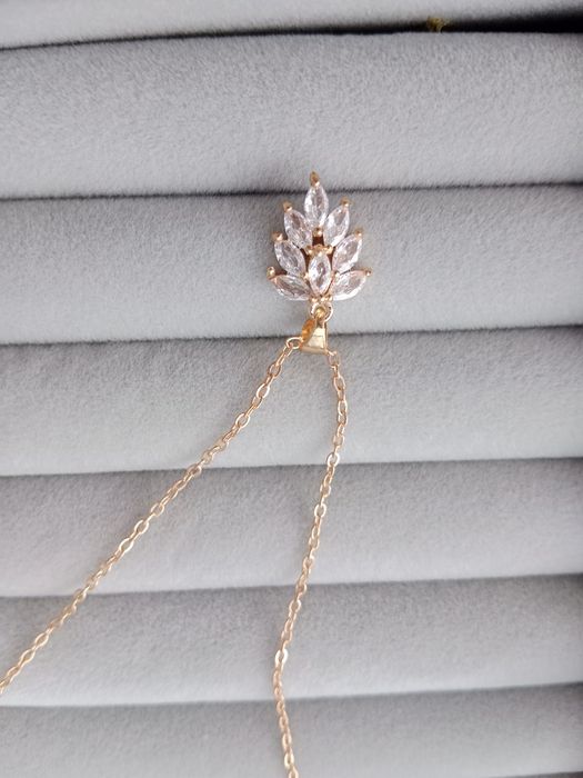 Złoty łańcuszek damski z zawieszką kwiatuszkiem