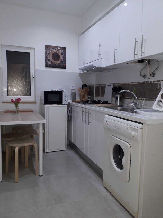 Alugo Quarto  equipado com frigorífico e TV LED no interior
