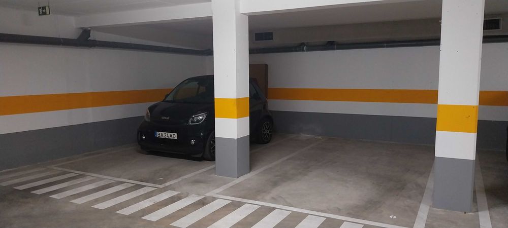 Apartamento T3 mobilado à venda na Rua Doutor António Luz, Serra de Carnaxide, Venteira, Amadora