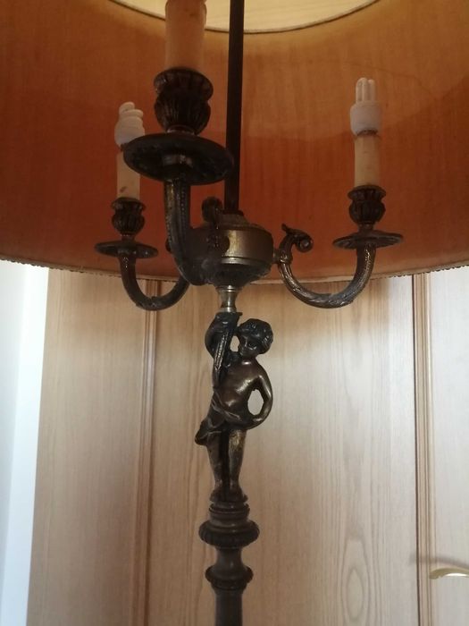 Candeeiro de pé em bronze antigo