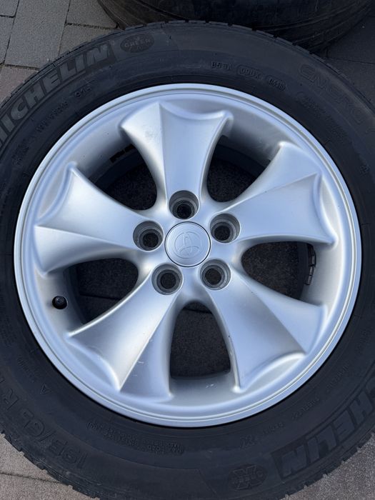 Диски  6Jx15H з шинами 195/65R15 на Toyota