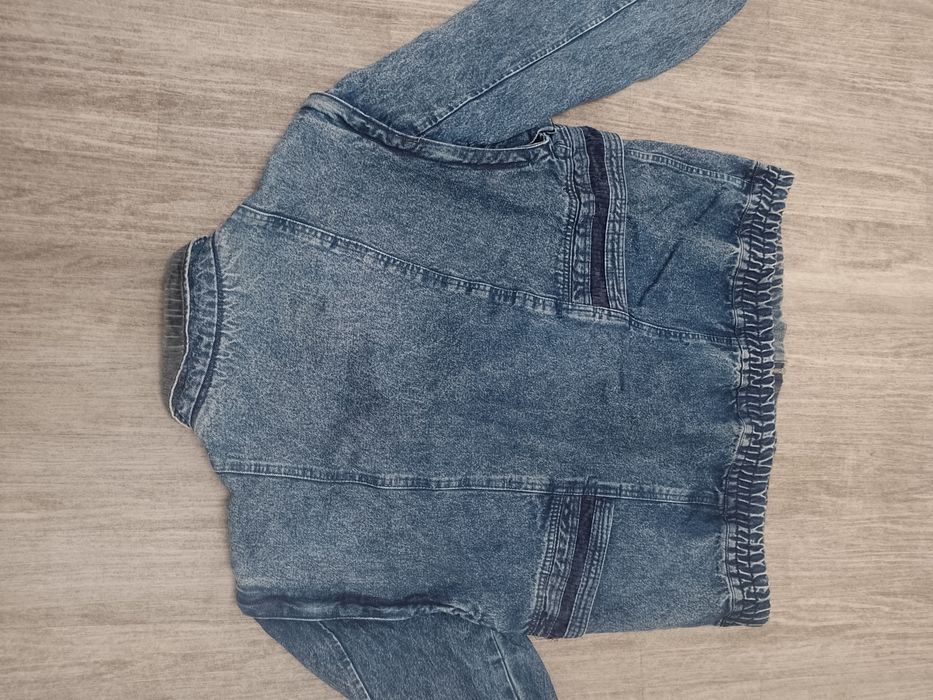 Sprzedam męską kurtkę jeansową rozmiar XL.