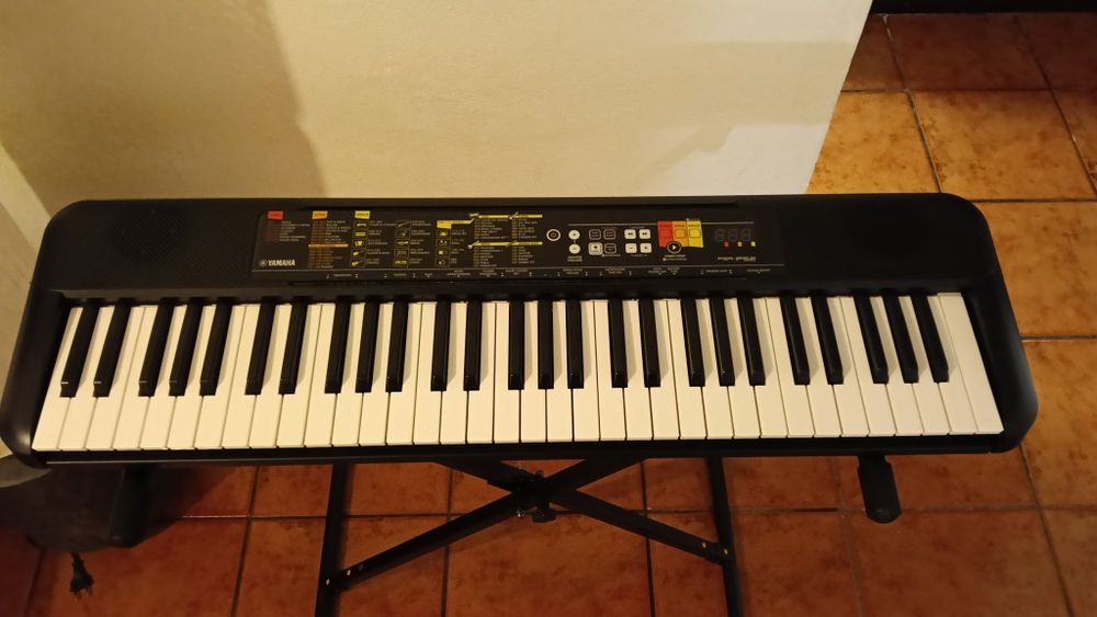 Piano digital Yamaha PSR - F52