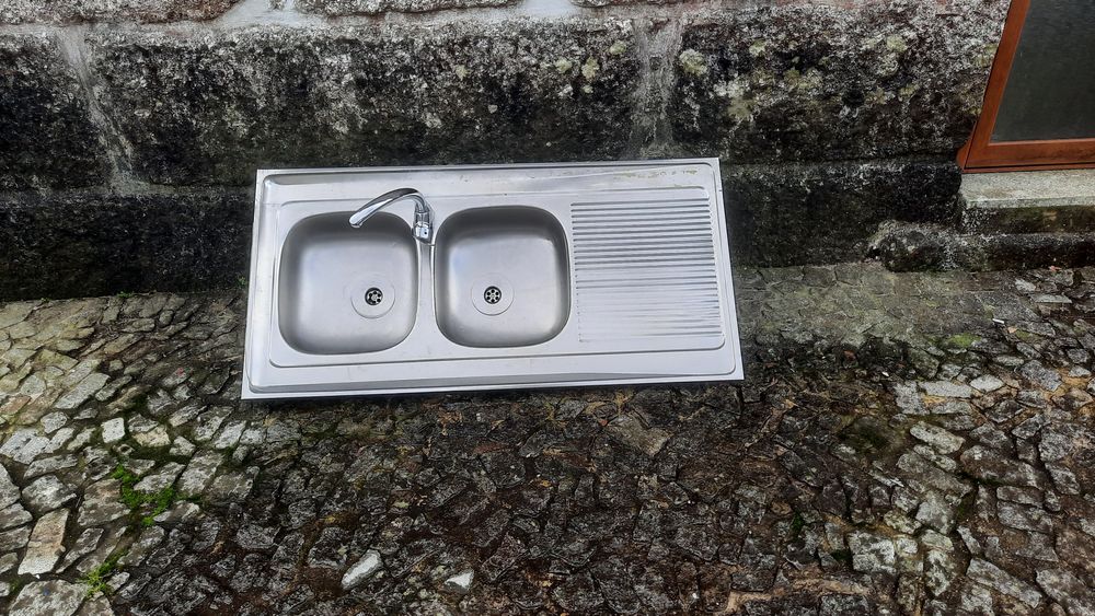 Banca inox, duas pias, torneira. Bom estado