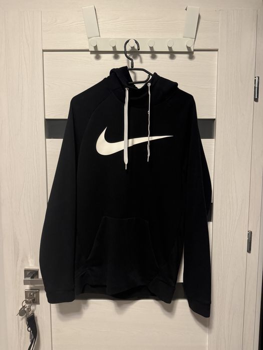Sprzedal czarną bluzę Nike z kapturem rozmiar S