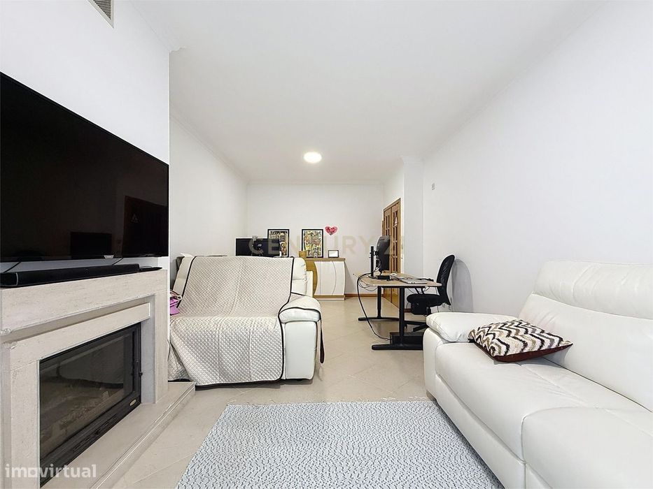 Apartamento T2 com lugar de garagem e arrecadação - Vale Gatos — Amora, Setúbal