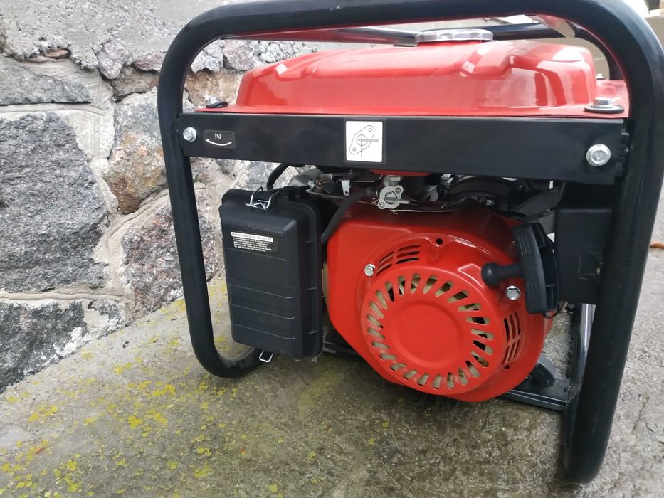 Бензиновий генератор