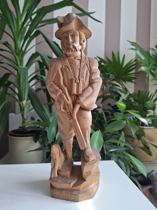 Drewniana figurka wędrowca / myśliwego