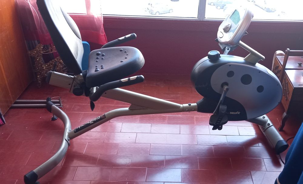 Bicicleta de ginástica, c/encosto e braços.