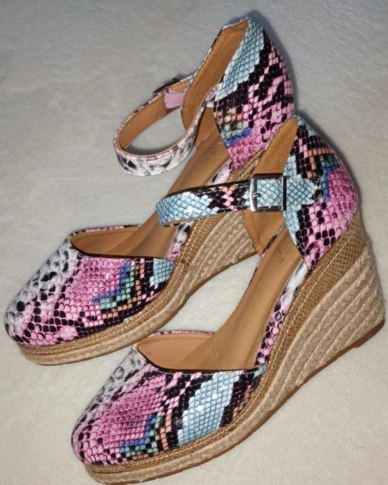 Buty na koturnie,  na obcasie.