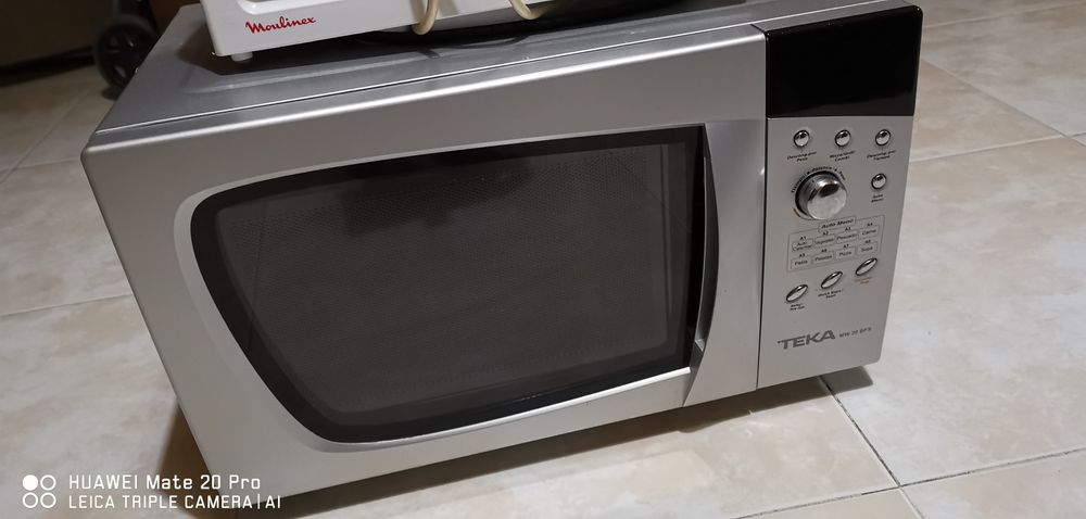 Vendo microondas digital com grill.