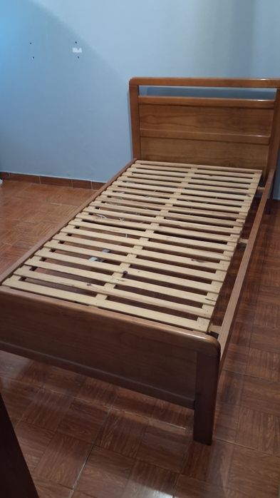 Vendo cama de solteiro com colchão
