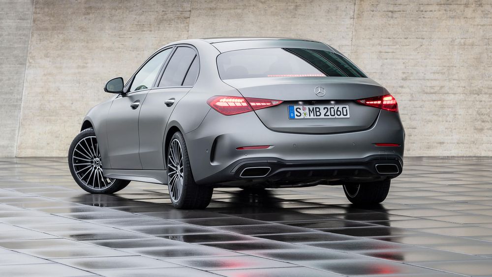 Mercedes C klasa sedan srebrny od tyłu