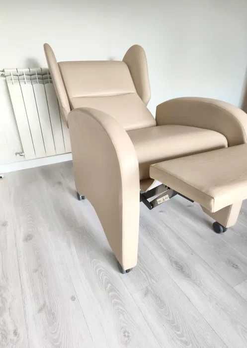 Cadeirão manual com rodas em napa creme