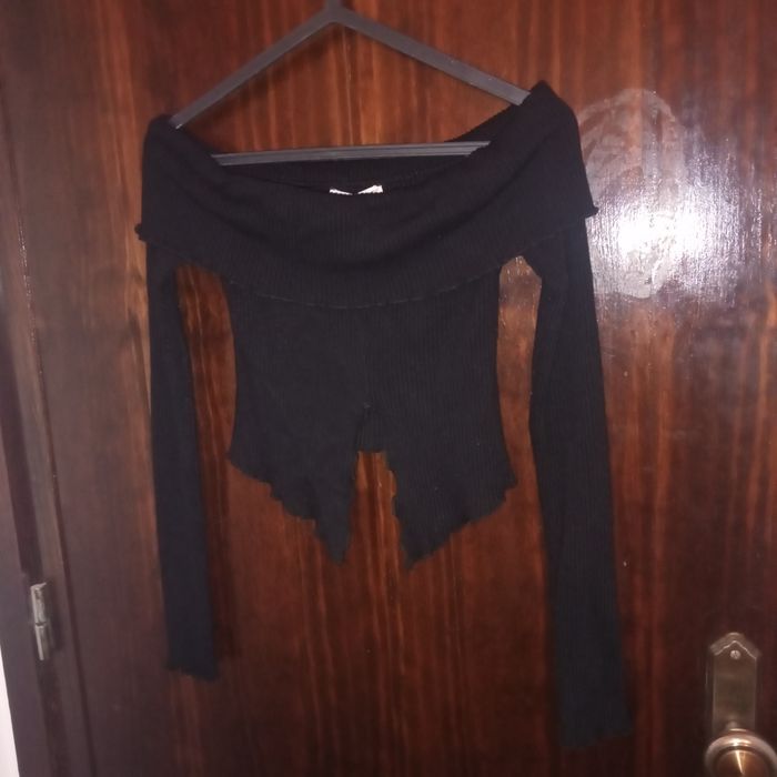 Blusa preta de manga comprida com bainha