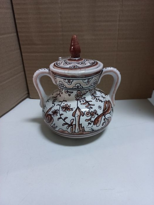 Açucareiro em faiança decorativa de Coimbra - peça numerada.
Pintado à
