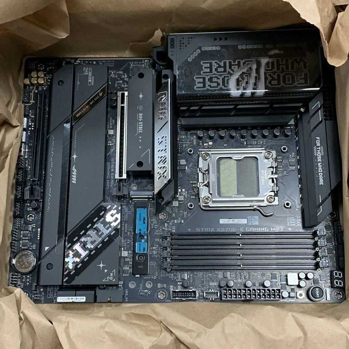 Лот 12 материнських плат X870 ROG STRIX, B650 Asus