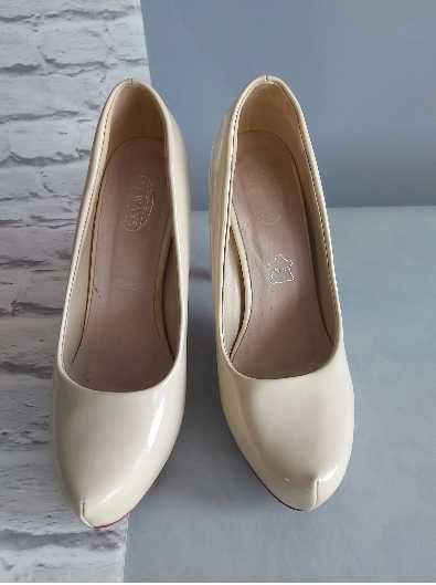 Szpilki beżowe ecru jasny camel 37 czerwona podeszwa