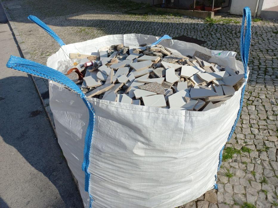 Cargas de entulho limpezas e sucatas
