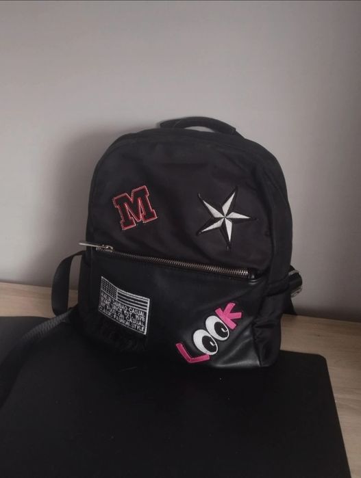 Czarny plecak z naszywkami
