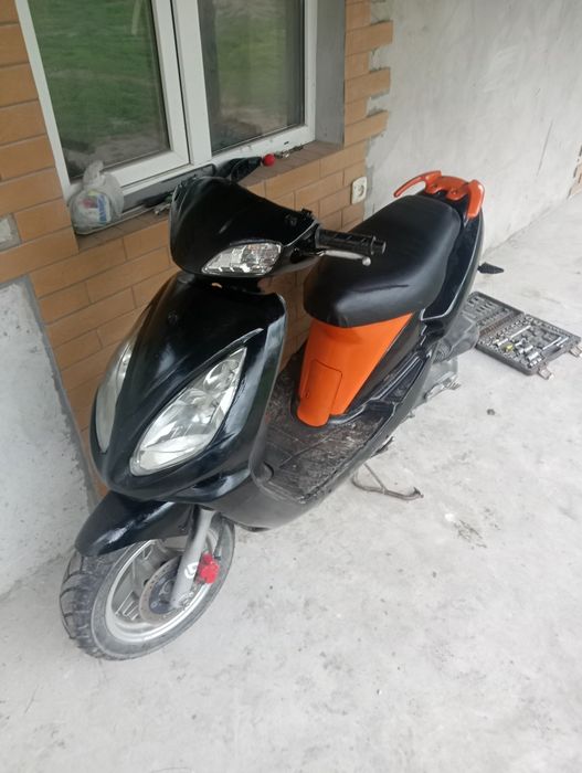 Продам скутера дуже хороший стан сів і поїхав комплект задня резина