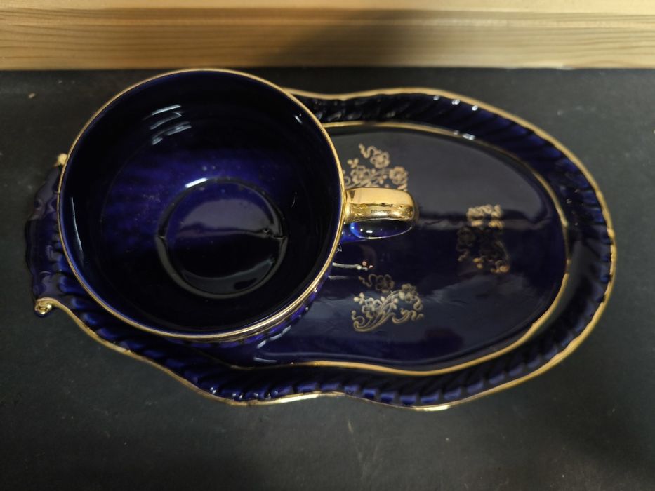 Almoçadeira azul e dourada em porcelana
Conjunto de almoçadeira com um