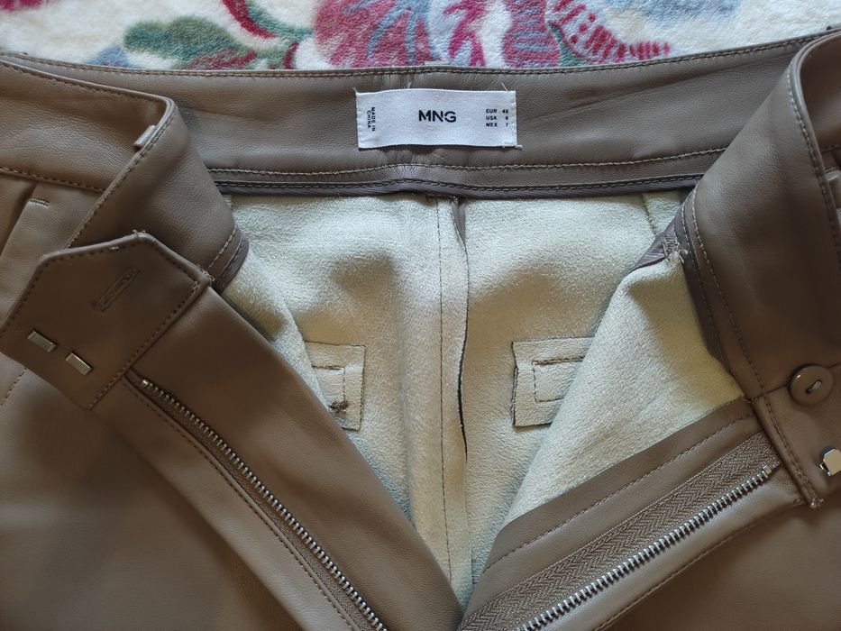 Calças de pele, cor camel, tamanho 40, Mango