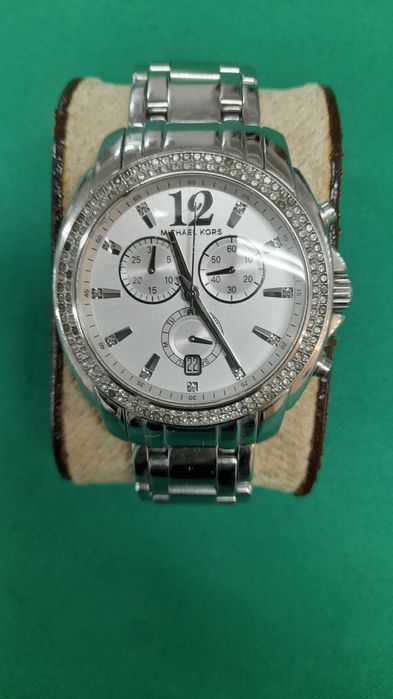 Um relogios ,Michael kors.