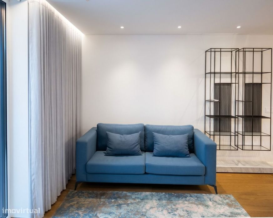 Apartamento mobilado com largo terraço no edifício Paço de Rei Plaza.