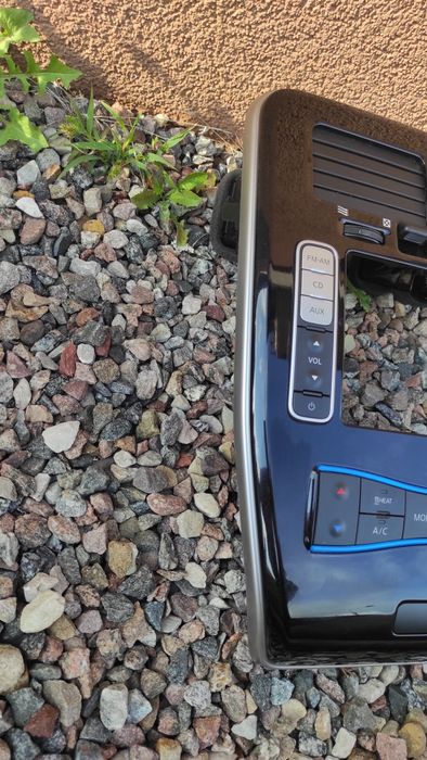 Obudowa radia Nissan Leaf panel nawiewu kratka nawiewu