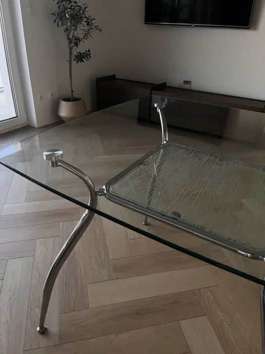 Szklany stól z metalowymi nogami