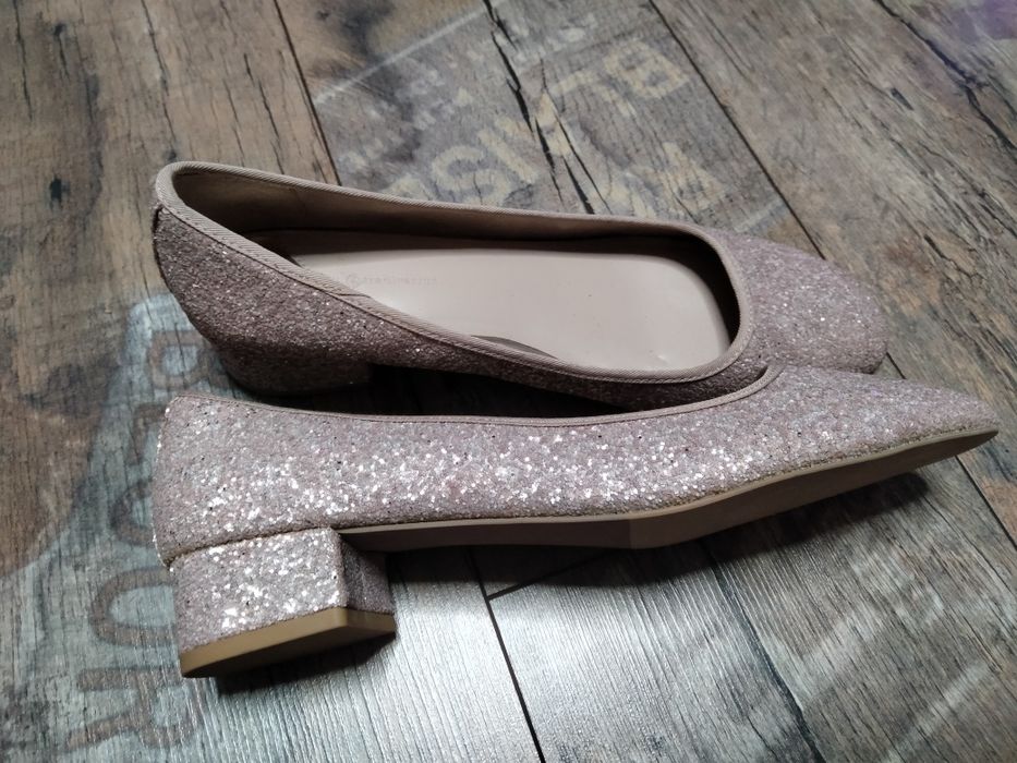 Błyszczące wygodne pantofle Stradivarius roz 41