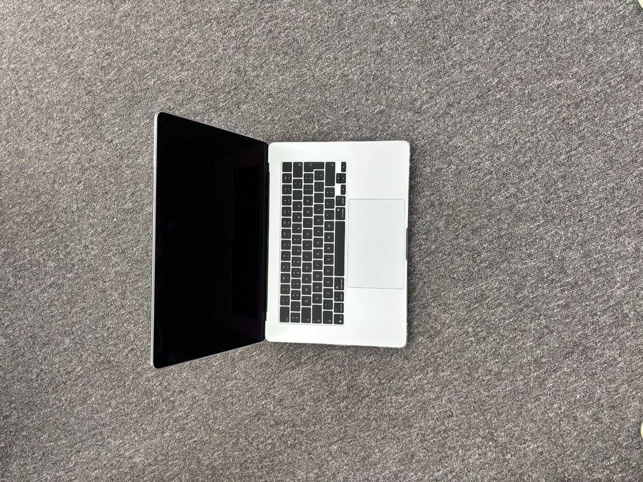 Apple MacBook Air 15,3" M4 / 16 GB RAM / 512 GB SSD – stan idealny
