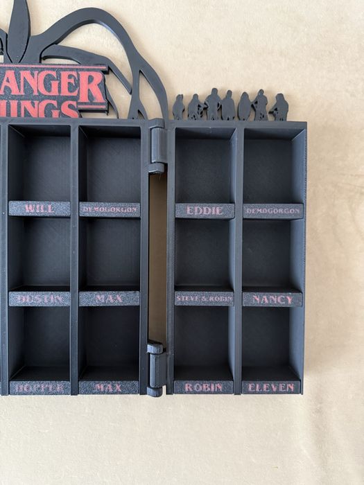 Поличка для фігурок Stranger Things Kinder Joy