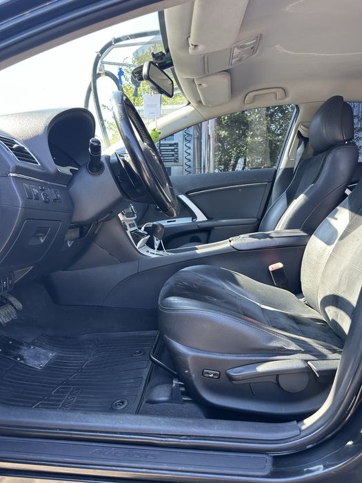 Продам автомобіль Toyota Avensis 2012р газ/бензин