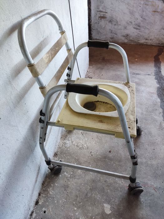 Vendo Cadeira Sanitária com Rodas