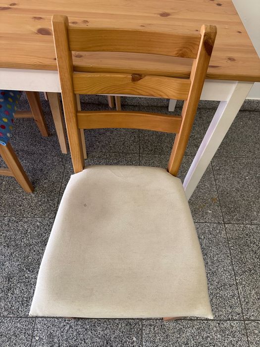 Mesa de cozinha com duas cadeiras