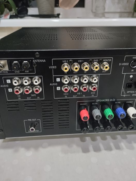 Ресивер Harman-Kardon.