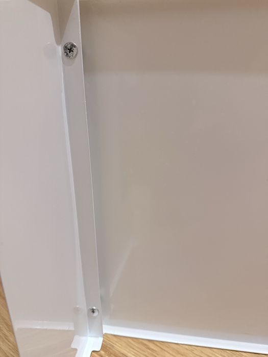 Capa branca em metal, para esconder tubos