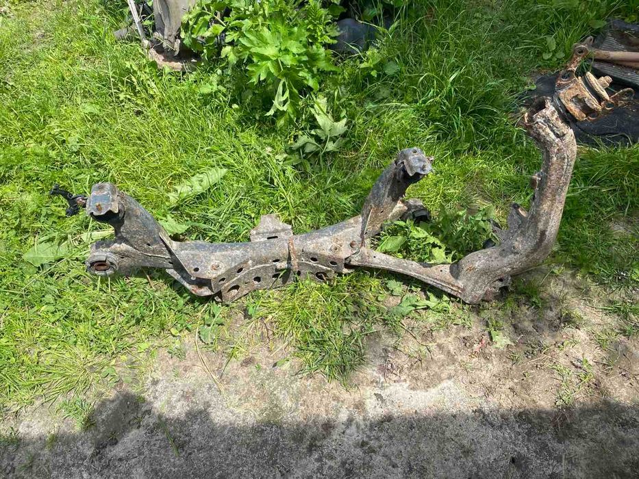 Задня балка задній підрамник Тойота Авенсіс т25