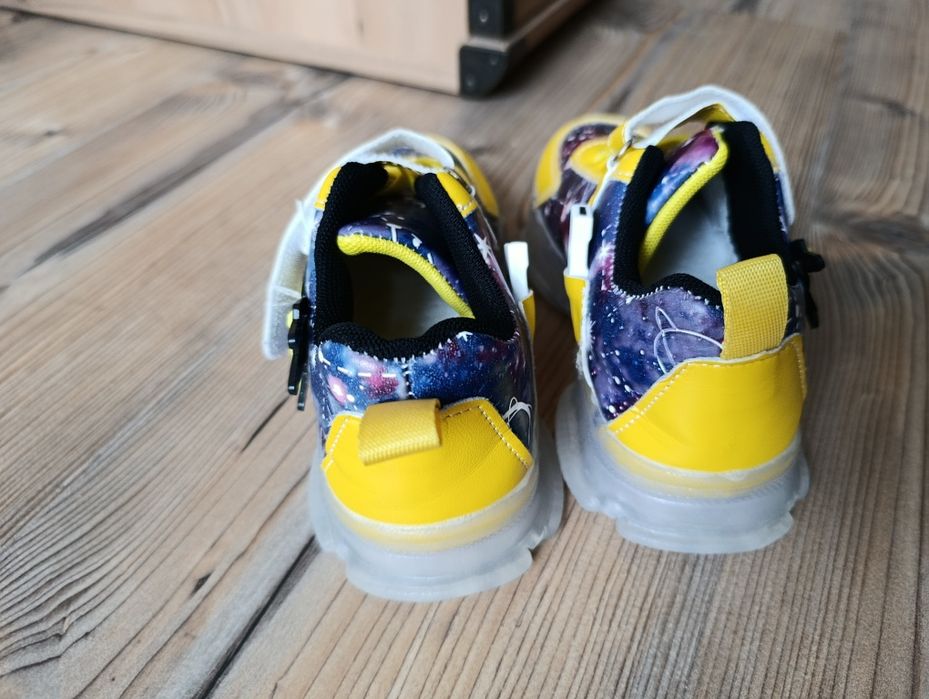 Świecące buty Pikachu, ładowane USB, r. 29