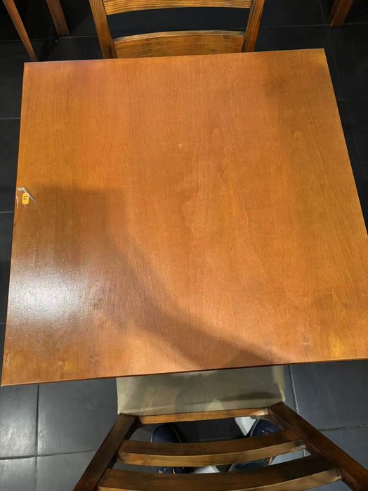 Mesa de madeira - bom estado. 10 euros cada