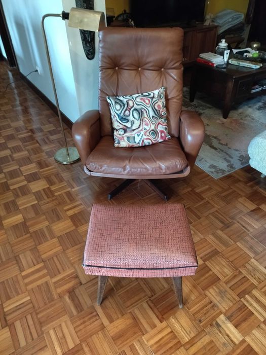 Banco pousa pés muito antigo e em muito bom estado.