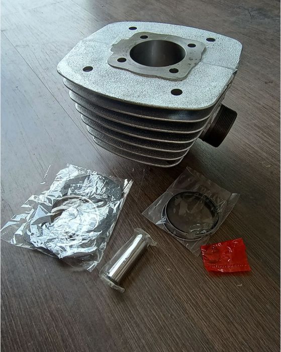 Nowy cylinder WSK 125 żeliwny tłok pierścienie kpl