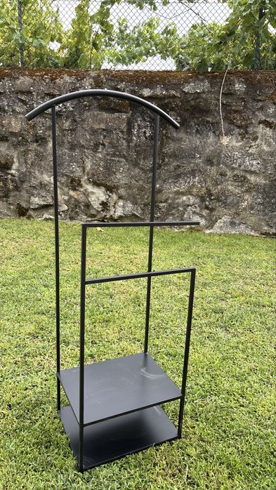 Estante/cabideiro de pé em metal preto