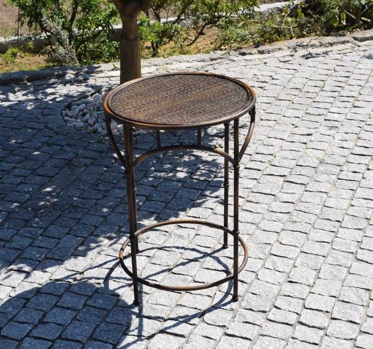 Mesa de apoio metálica e tampo em vime, feita na Tailândia