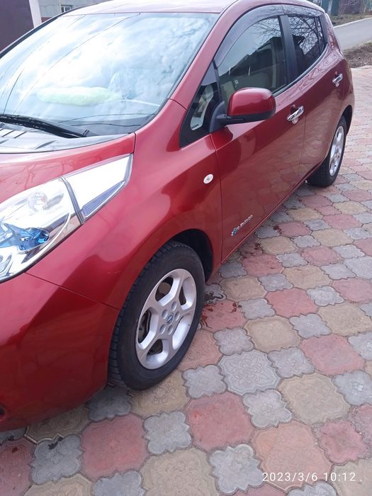 Продаю Nissan leaf