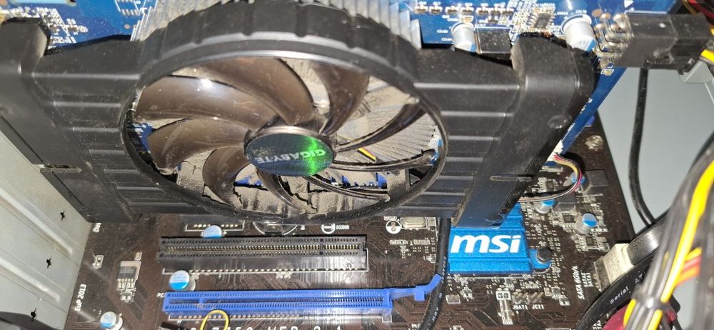 Komputer stacjonarny z monitorem LG 20 cali